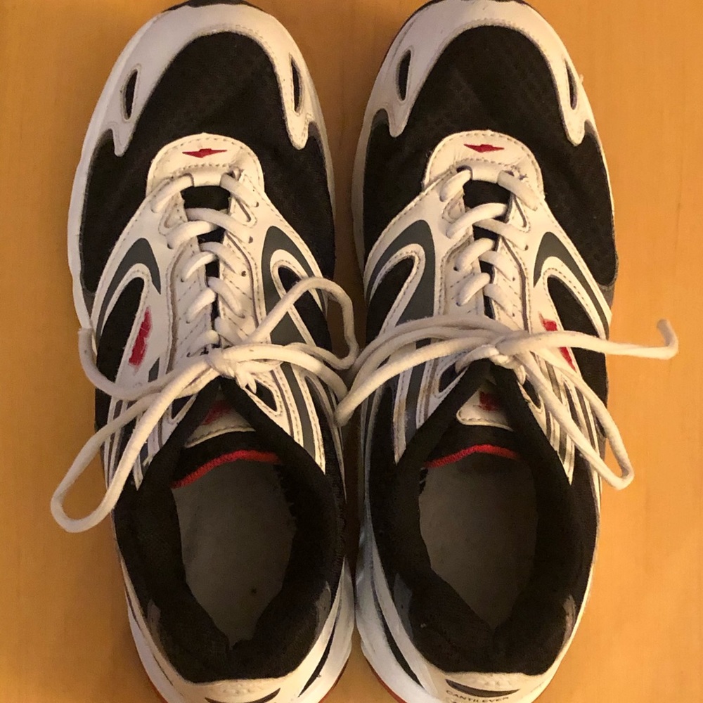 AVIA ATHLETIC SHOES
